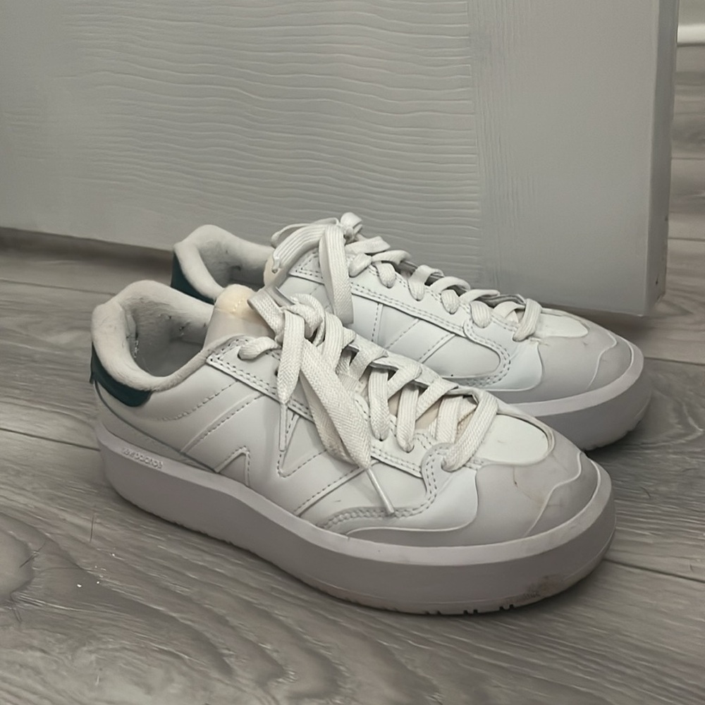 New Balance 302 Court Sneakers only worn once, size 7W